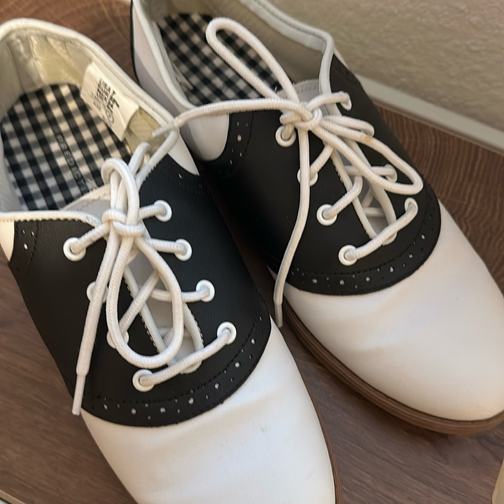 Saddle shoes